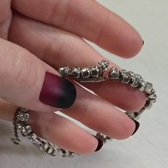 Elegant Silver Rhinestone Bracelet - Picture 6 of 7